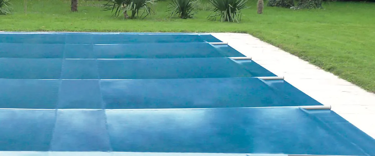 Bâche à barres sur piscine
