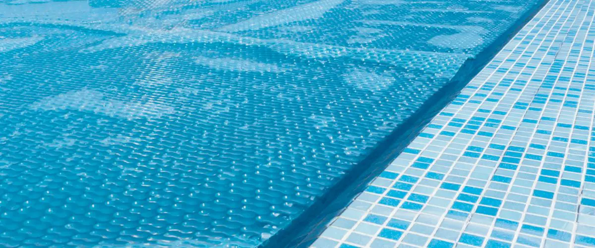 Bâche à bulles sur piscine