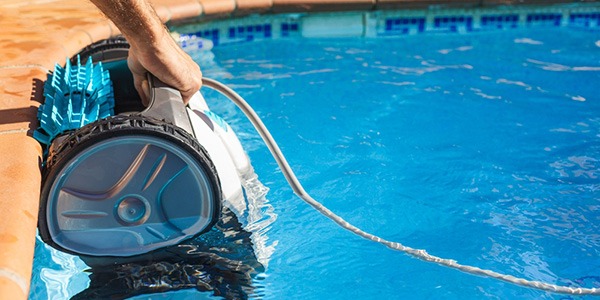 Les différents types de robots pour le nettoyage de votre piscine
